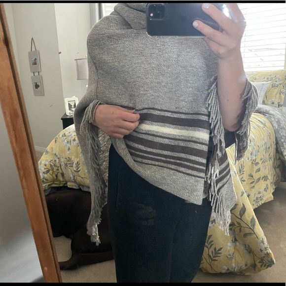 Roots Poncho - Picture 4 of 5